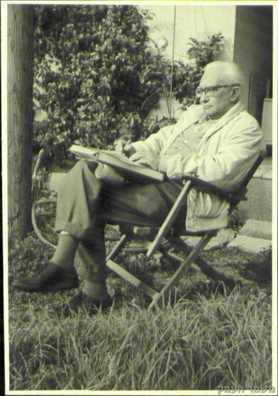 מרדכי בנטוב בדשא ליד ביתו במשמר-העמק. צילום: ארכיון משמר-העמק