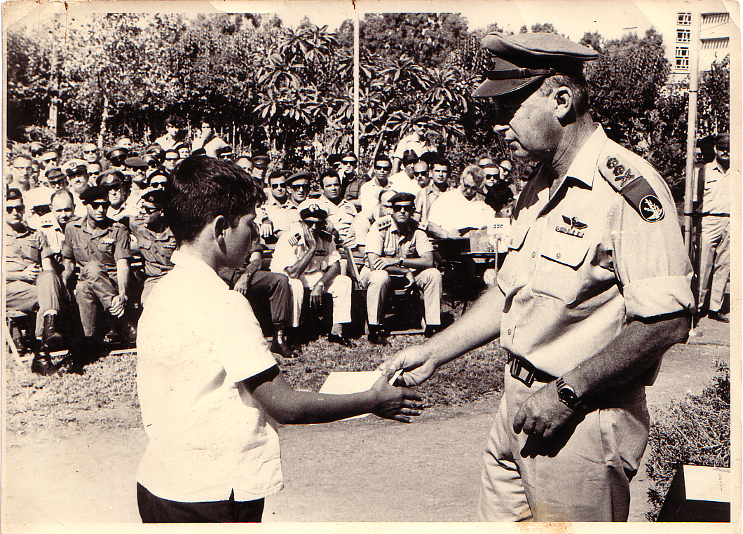 ניר מאיר מקבל מהרמטכ"ל יצחק רבין צל"ש בשם אביו שנהרג במלחמת ששת הימים, בטקס שנערך בקריה באוקטובר 1967