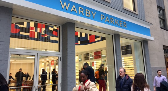 סניף של Warby Parker בניו יורק. רבים מהלקוחות עדיין מעדיפים לחוש את המוצר צילום: Shutterstock