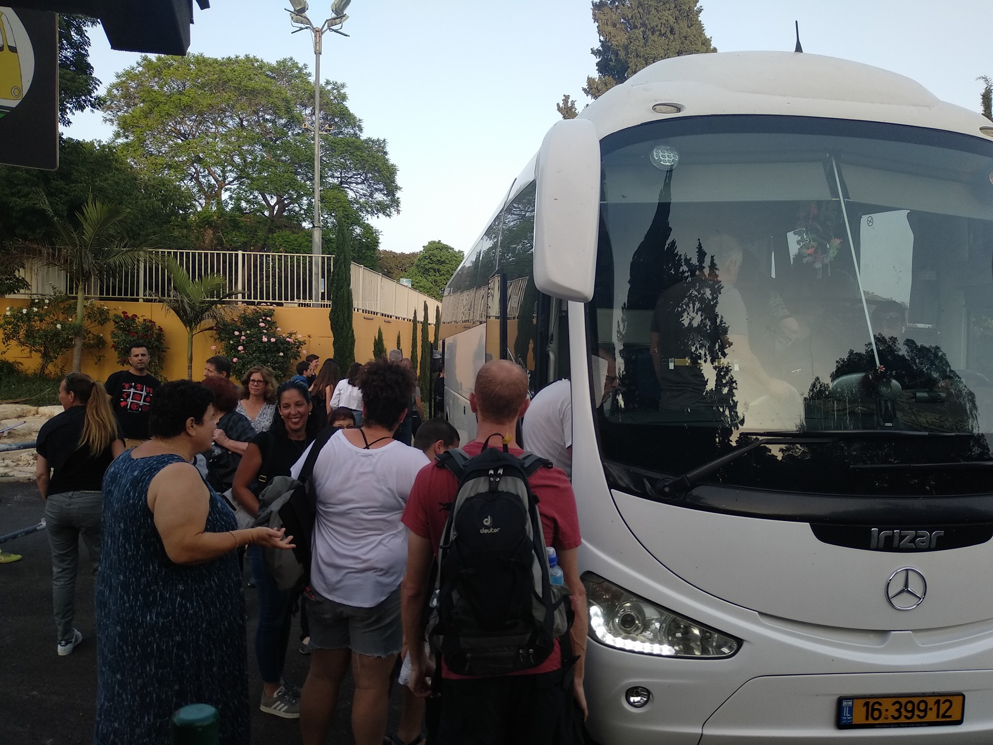 בתמונה: שיתוף פעולה בין חברי גבעת חיים איחוד ומאוחד שמילאו שני אוטובוסים להפגנה בשבת 