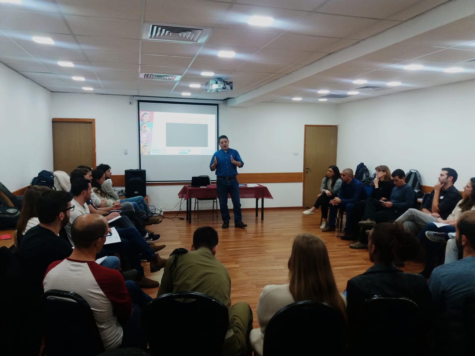 איציק דבש משוחח עם המשתתפים