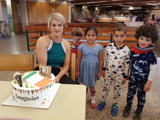 שרה מקטרנן וילדים מקיבוץ אילות עםהעוגה החגיגית ליום ההולדת. צילום: ליטל שמואלי