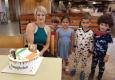 שרה מקטרנן וילדים מקיבוץ אילות עםהעוגה החגיגית ליום ההולדת. צילום: ליטל שמואלי