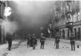 הבתים אפופי הלהבות והרחובות מלאי העשן ברחוב נוולופי בגטו ורשה במהלך המרד