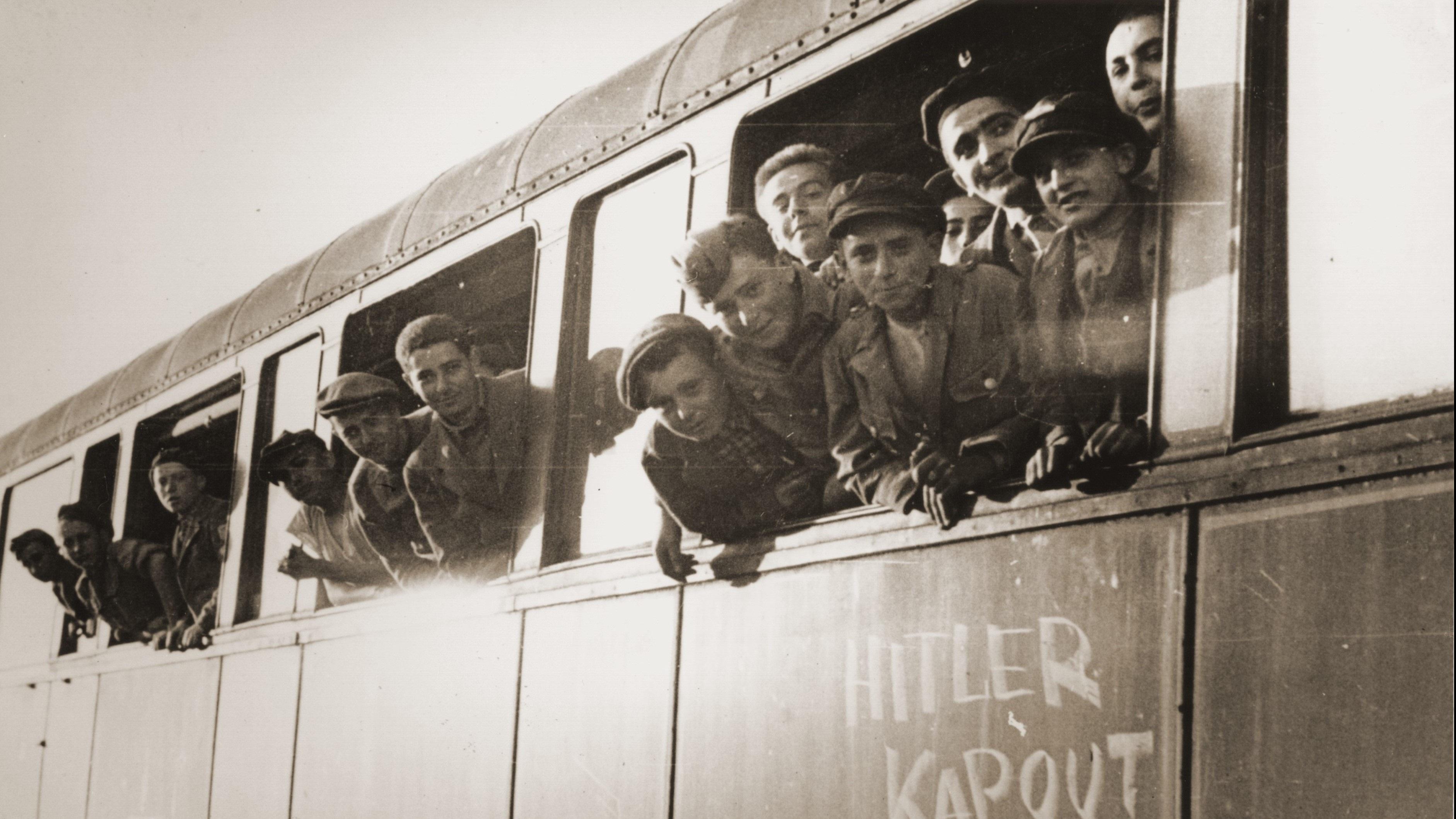 בתמונה: ילדי בוכנוואלד בדרך לבית ההבראה באונאי, צרפת, שנשכר על ידי אוז"ה, ארגון צדקה יהודי צרפתי