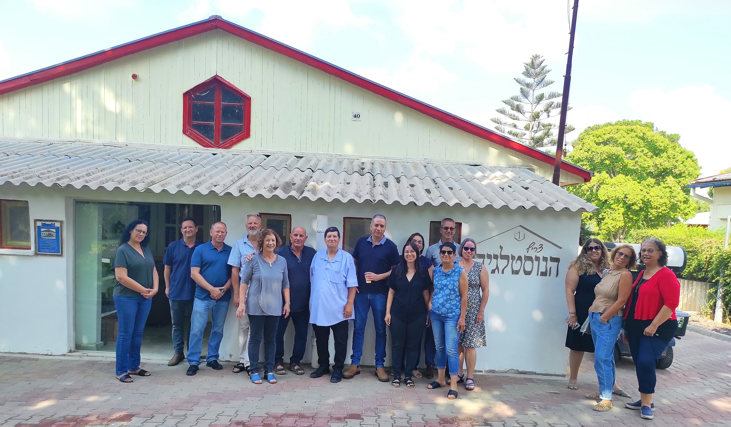 מטה התנועה והנהגת בארי בביקור ב"צריף הנוסטלגיה" בקיבוץ