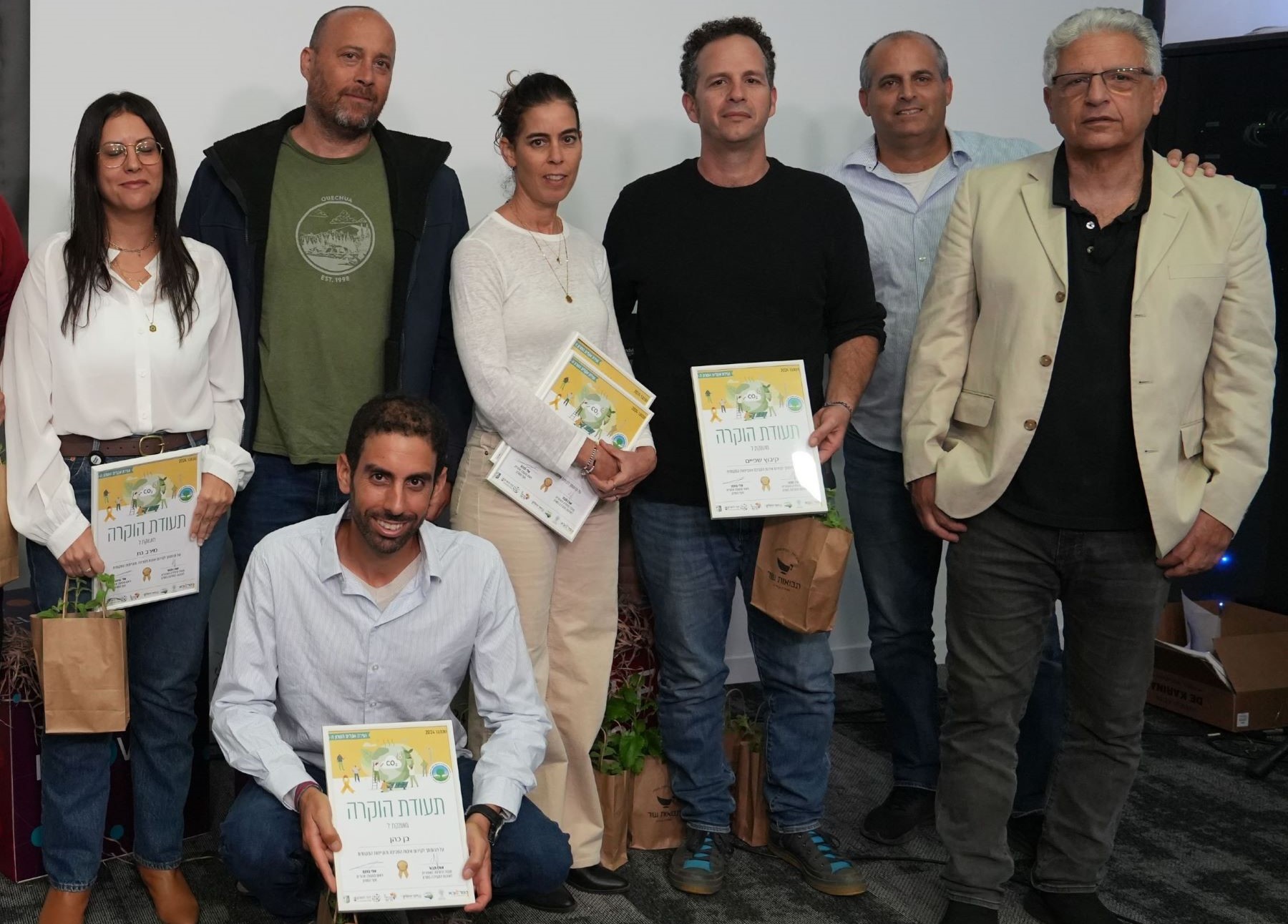 ליאור עידוד (בחולצה שחורה) מקבל את הפרס בשם קיבוצו, שפיים
