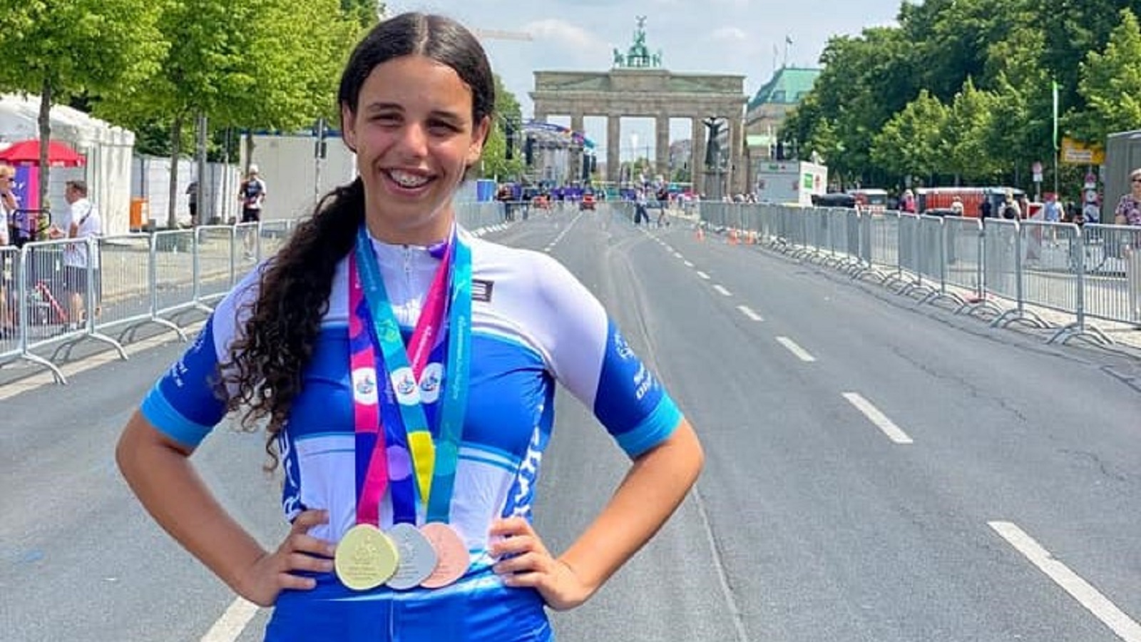 נגה קורן, רוכבת האופניים מבית גוברין מציגה לראווה (ובגאווה!) שלןש מדליות בהן זכתה במסגרת המשחקים