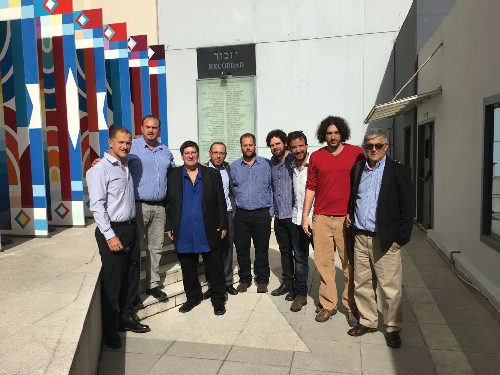 בתמונה באנדרטת הזכרון ב-AMIA: איתמר שיימברג נציג הנהלת הסתדרות הציונית. - קיקה רוזנבורט מזכ"ל החלוץ למרחב. -ניר מאיר, מזכ"ל התנועה הקיבוצית, שי סלומון נציג קקל. - גוסטבו רוכמן נציג הסוכנות היהודית בדרום ומרכז אמל"ט (ארגנטינה, בוליביה, צ'ילה, פרגואי, פרו ואורוגואי). ג׳ואו מירגייה שליח החלוץ למרחב. - לאונרדו לייזרוביץ שליח הנוער הציוני. - יונתן ספיורקה שליח השומר הצעיר. - דוד אדרי - נציג הבונים דרור - התנועה העולמית