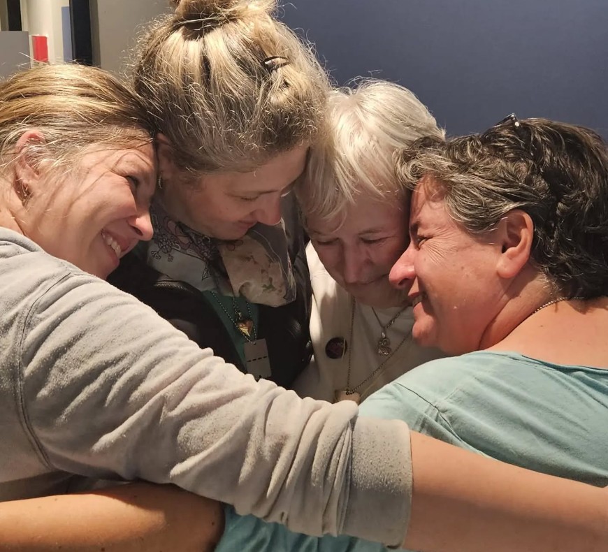 ישעיהו (משמאל) עם נשות משפ' מוזס מניר עוז (אלבום פרטי)