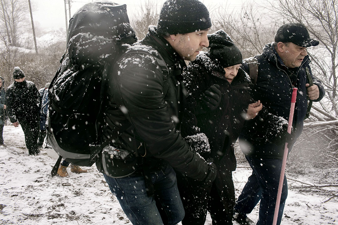 אזרחים אוקראינים נמלטים מהעיר אירפין. צילום: אמנון גוטמן. אין לעשות כל שימוש בתמונה