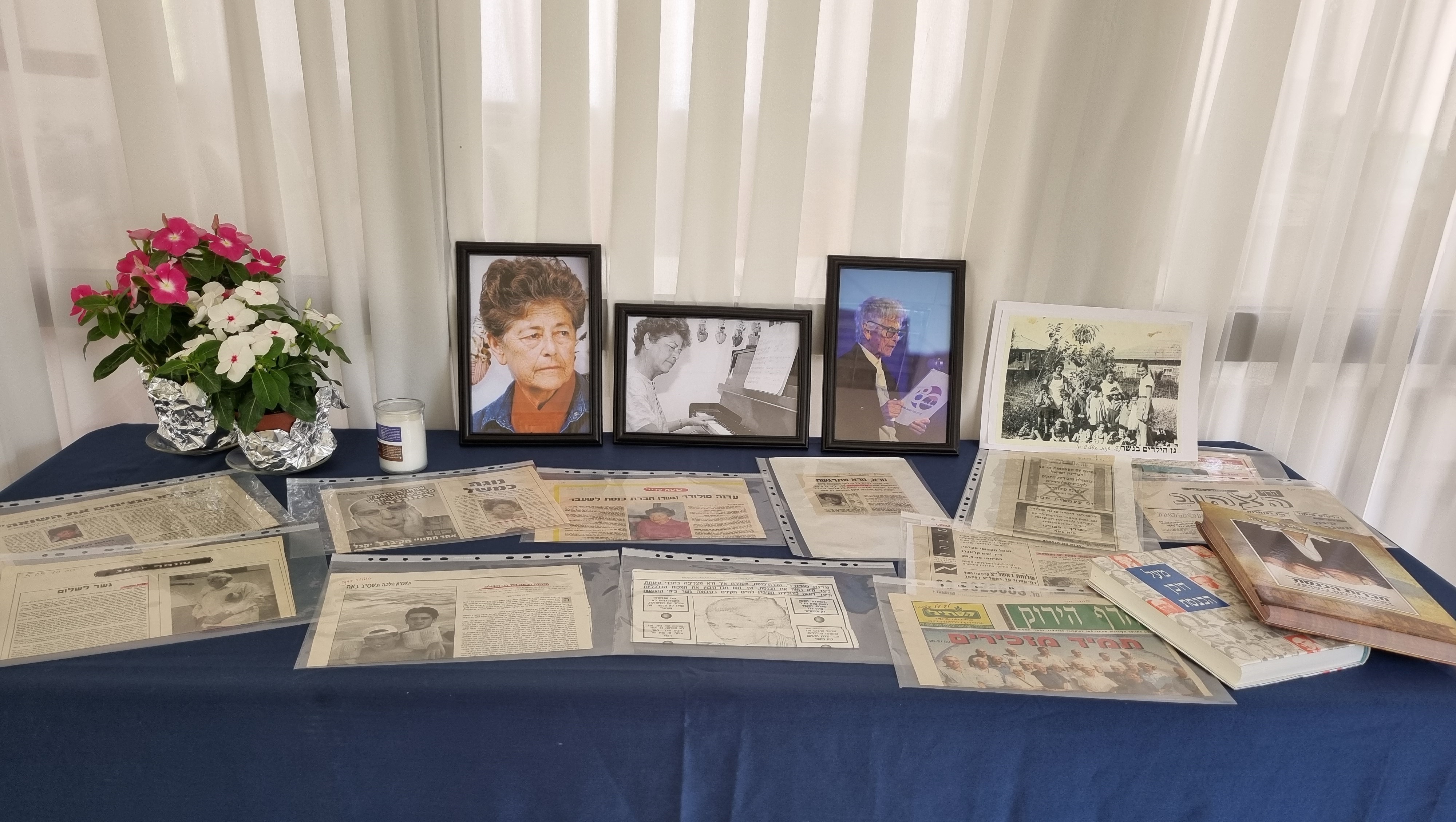 השולחן לזכר של עדנה סולודר ז"ל שהוצב בישיבת מועצת התנועה בגשר