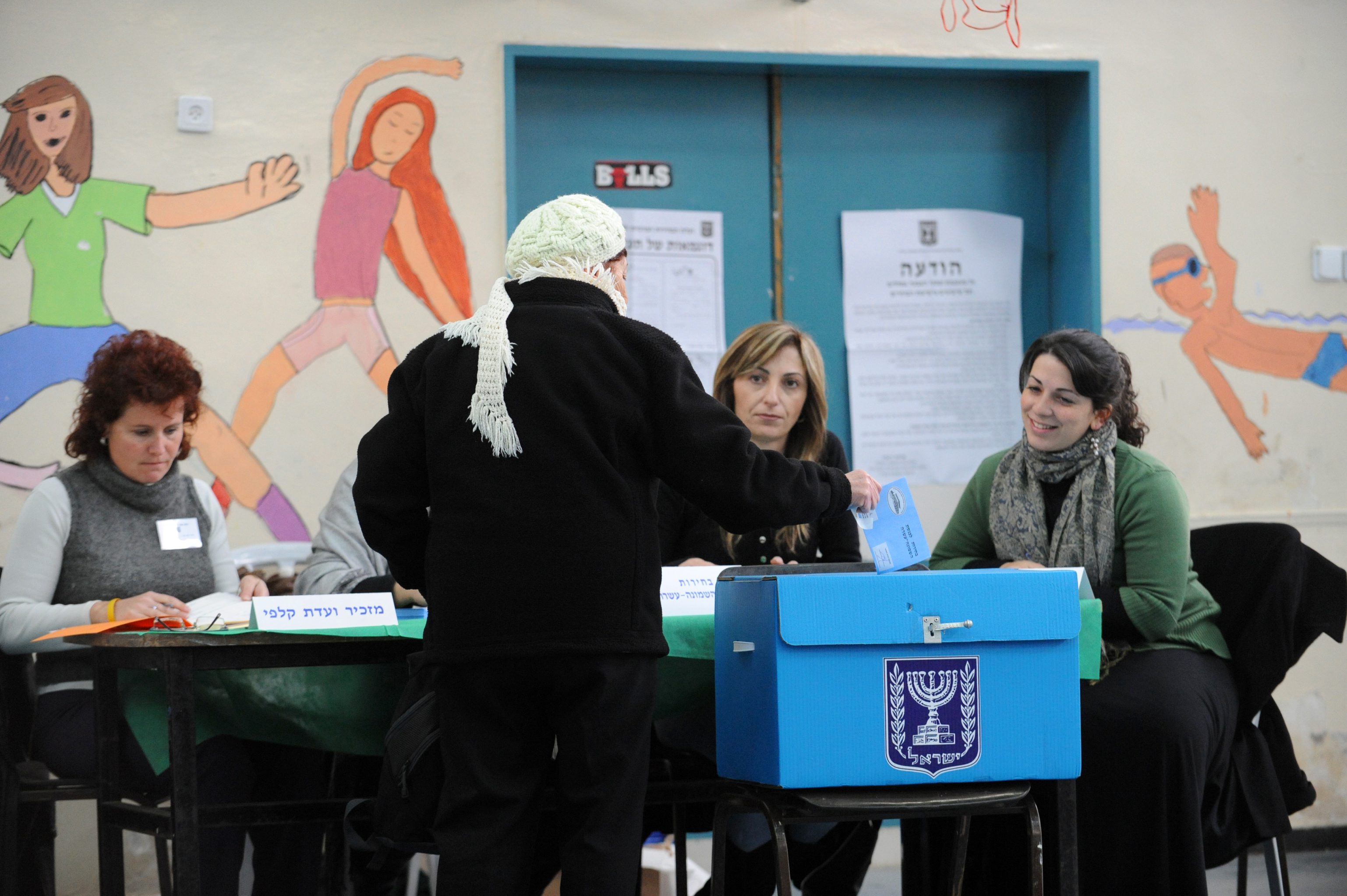 אזרחית מצביעה בקלפי בירושלים בבחירות לכנסת ה-18. צילום: עמוס בן גרשום, לע"מ