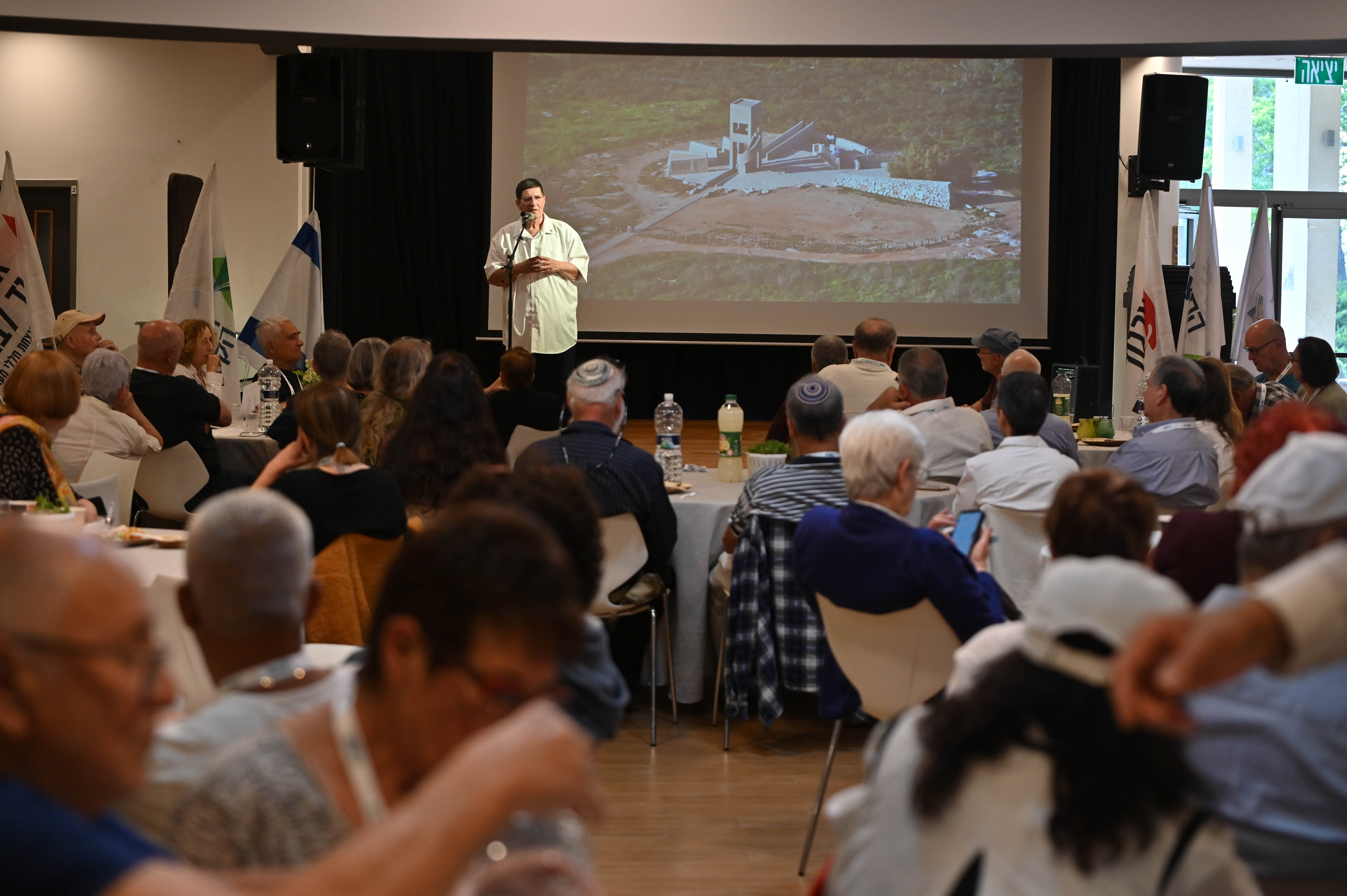 מזכ"ל התנועה הקיבוצית, ניר מאיר, במפגש המקדים לטקס עם המשפחות השכולות. צילום: אלעד גוטמן