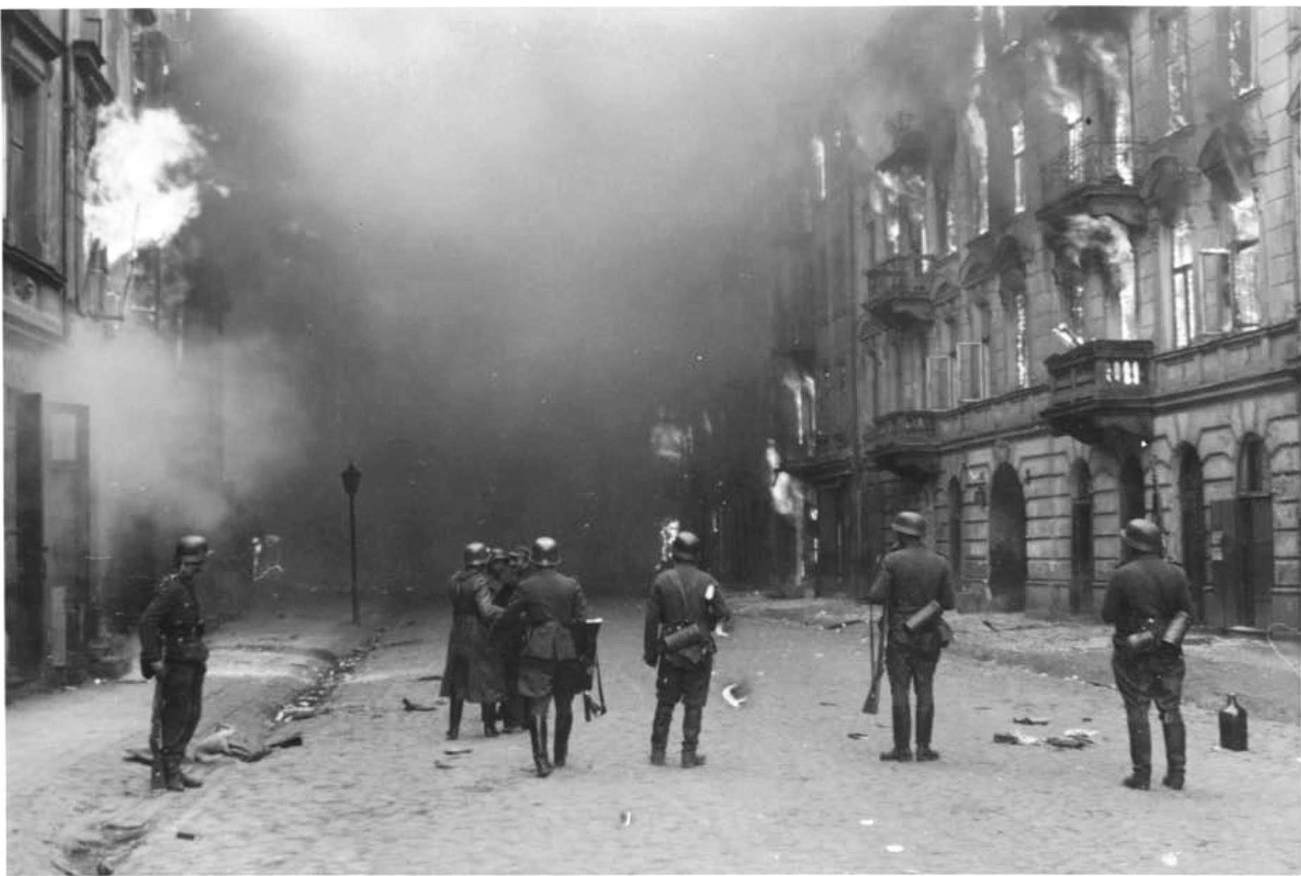 הבתים אפופי הלהבות והרחובות מלאי העשן ברחוב נוולופי בגטו ורשה במהלך המרד