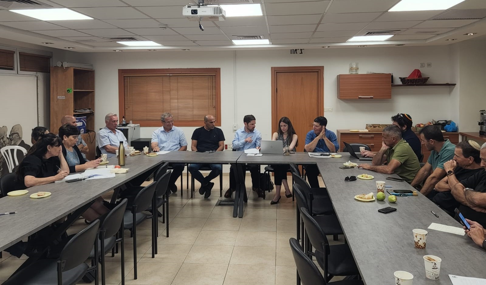 ליפשיץ (במרכז התמונה) בשיחה עם מזכירות התאחדות חקלאי ישראל. מצדדיו: ניר מאיר, עמית יפרח ואבו וילן 