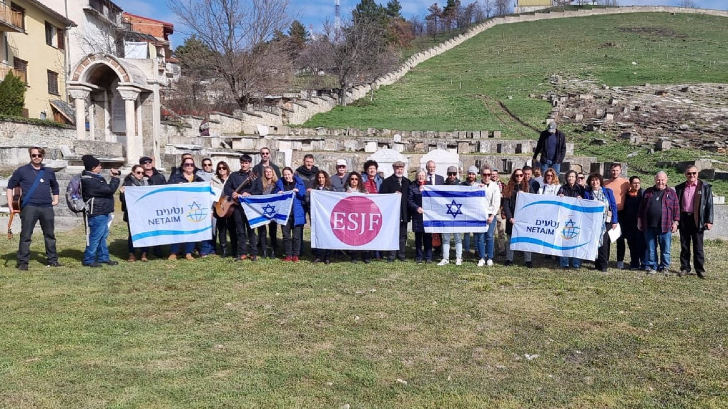 המשלחת במצעד החיים בעיר ביטולה