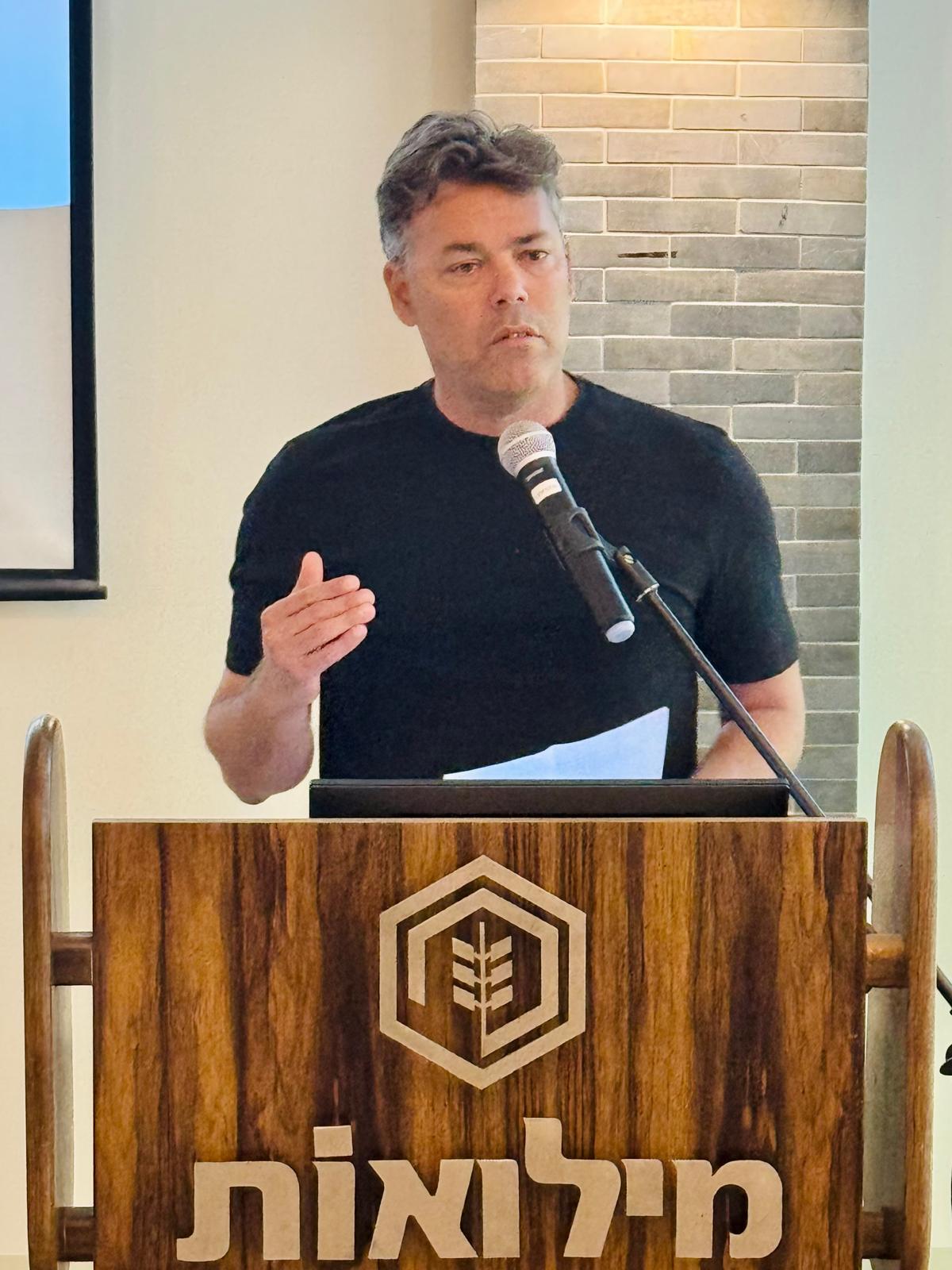 מזכ״ל התנועה הקיבוצית ליאור שמחה באסיפת מילואות. (צילום: דוברות התנועה הקיבוצית)