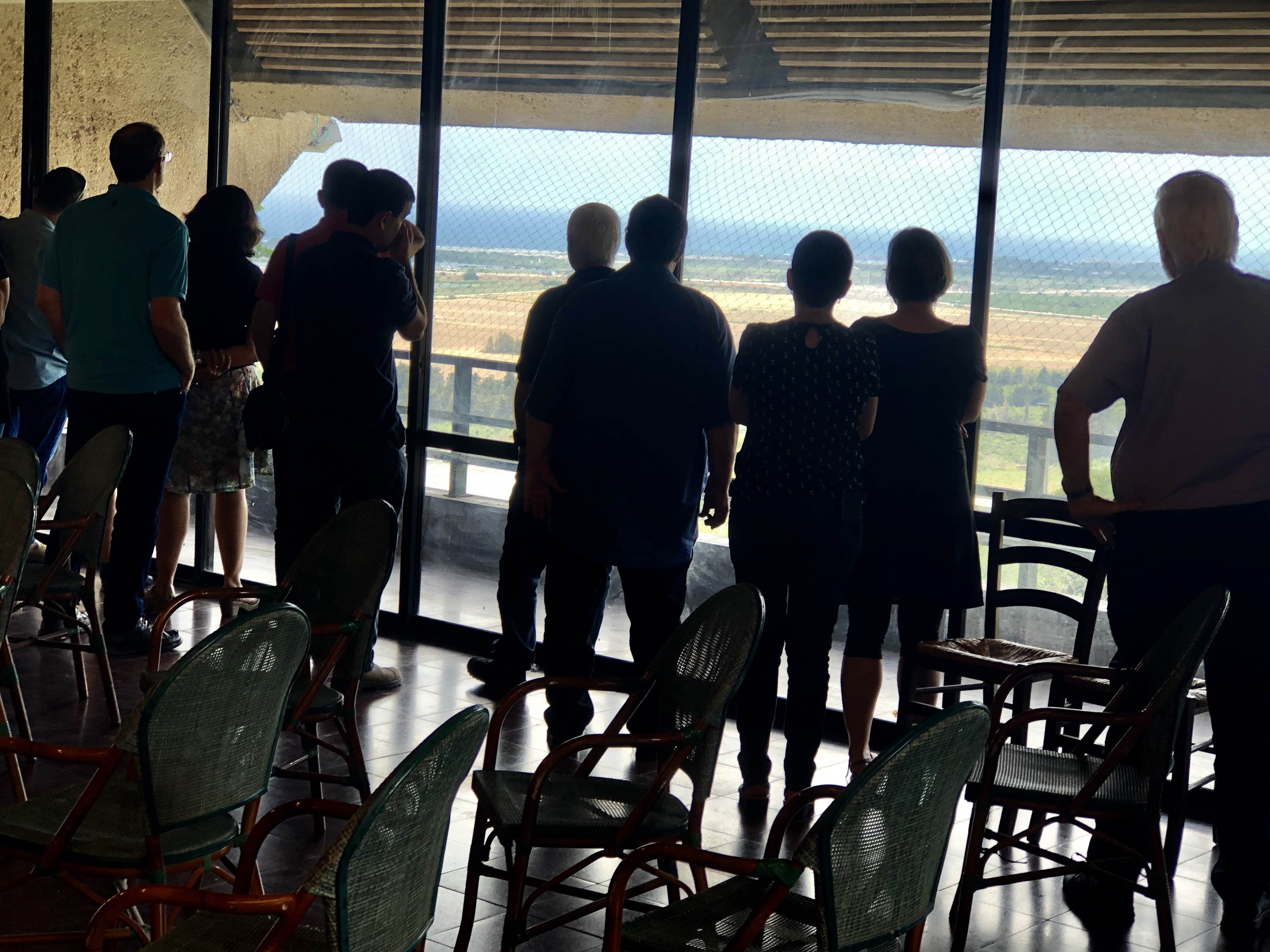 חברי המטה צופים מחלונות חדר האוכל על הנוף הנפרש למרגלות הכרמל