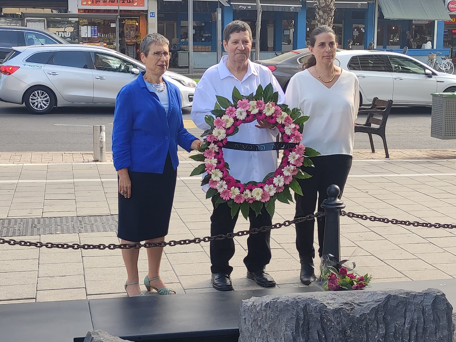 ניר מאיר, שרה עברון והדס דניאלי ילין מניחים זר על האנדרטה במקום בו נרצח יצחק רבין