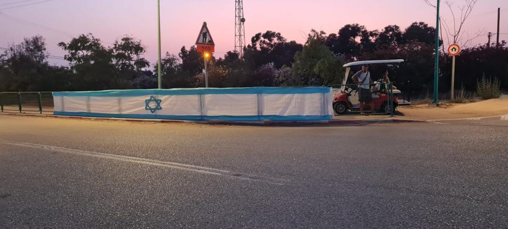 קולנועית ועליה חיילים לצד דגל ישראל. צילום: קיבוץ בית קמה 