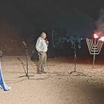 חנן גינת, ראש המועצה האזורית חבל אילות מדליק נרות בערב הראשון של המסע