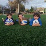 ילדים במגרש כדורגל