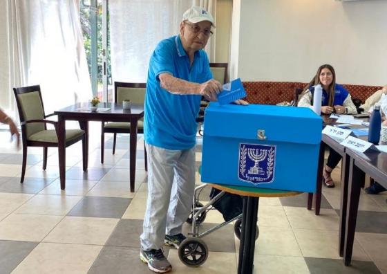 בתמונה: יהושע גרוסמן הצעיר בן ה-98 מניר עם לא מוותר על זכותו להצביע