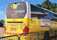 אוטובוס צהוב של המועצה האזורית יואב עם שלטים הקוראים להחזרת החטופים. שילוט האוטובוסים יצא לדרך