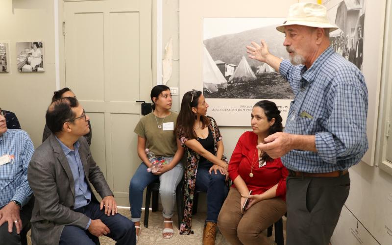 שגריר מקסיקו מקבל הסברים על ההיסטוריה של יגור